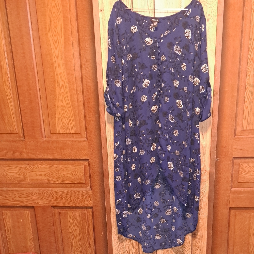 Torrid Blue Floral Button-Front Blouse with Hi Low Hem Size 2